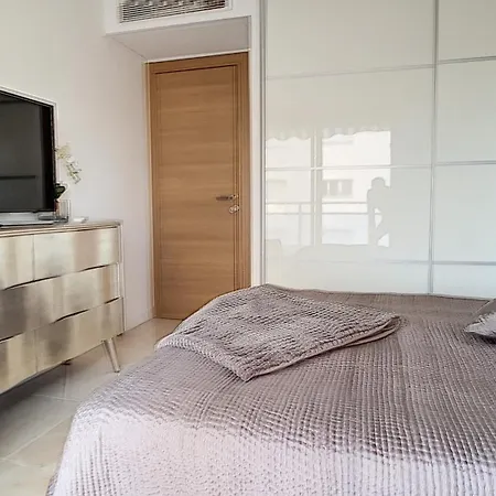 Bright 2-bedroom With Terrace & Parking