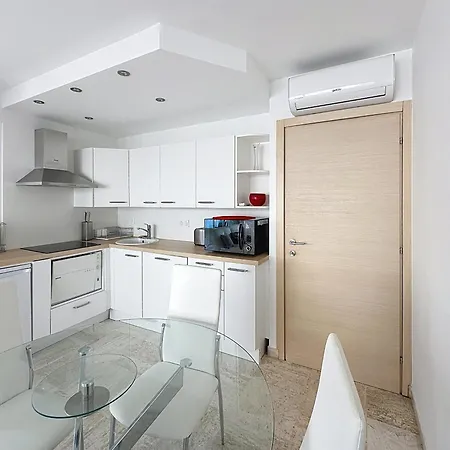 Bright 2-bedroom With Terrace & Parking *