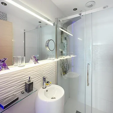 Bright 2-bedroom With Terrace & Parking Apartman