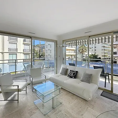 Bright 2-bedroom With Terrace & Parking Lejlighed *