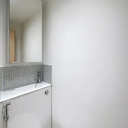 Bright 2-bedroom With Terrace & Parking Lejlighed *