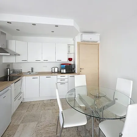 Bright 2-bedroom With Terrace & Parking Cannes