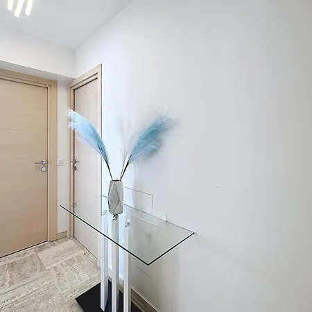 Apartman Bright 2-bedroom With Terrace & Parking