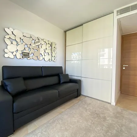 Apartmán Bright 2-bedroom With Terrace & Parking Cannes