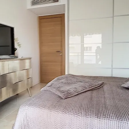 Bright 2-bedroom With Terrace & Parking Apartmán