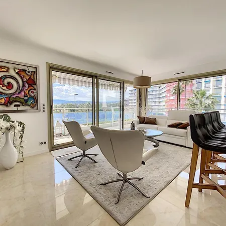 Apartmán Bright 2-bedroom With Terrace & Parking *