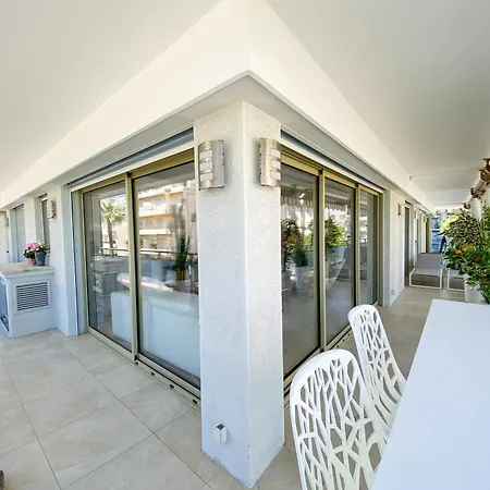 Apartmán Bright 2-bedroom With Terrace & Parking *
